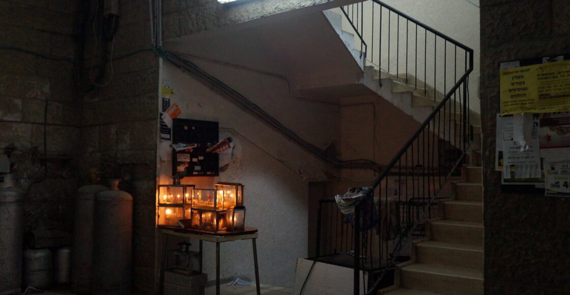 B’ Inyanei Chanuka – Height of The Menorah