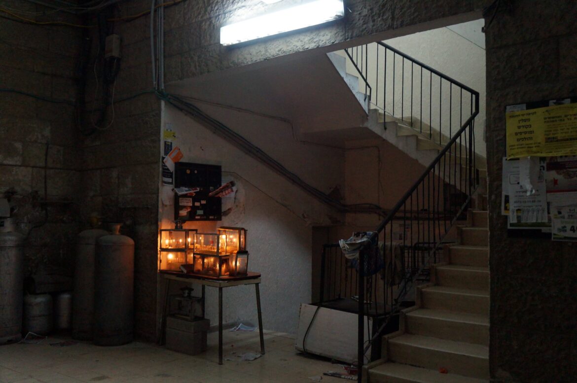 B’ Inyanei Chanuka – Height of The Menorah